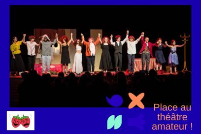 Photo des comédiens de l'atelier rassemblés sur scène en costumes et devant le décor de théâtre, bras levés. - Agrandir l'image, fenêtre modale