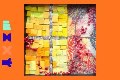 zoom sur une oeuvre colorée en réalisée en petits objets et mosaïques aux ton de rouge jaune et gris, qui tracent comme un labyrinthe de motifs assemblés de façon symétrique et harmonieuse - Agrandir l'image, fenêtre modale