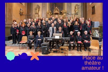 Photo de groupe de l'Ensemble Vocal d etournefeuille réuni au sein de l'Eglise Saint-pierre de Tournefeuille, au décor de statuaires et dorures reconnaissables - Agrandir l'image, fenêtre modale