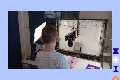 photo d'un enfant en teeshirt blanc de dos en train de réaliser un film sur un plan de travail équipé de logiciel - Agrandir l'image, fenêtre modale