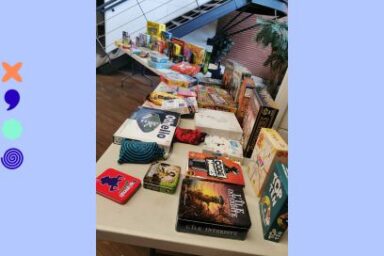 Photo de jeux de société dans leur emballage disposés pêle-mêle sur des comptoirs au rez-de-jardin de la Médiathèque de Tournefeuille