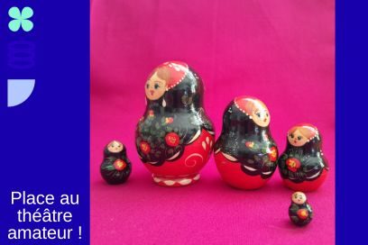 photo de poupées russes "matriochka" en bois laqué décoré de couleurs rouge et noir sur fond d'étoffe rose bonbon - Agrandir l'image, fenêtre modale