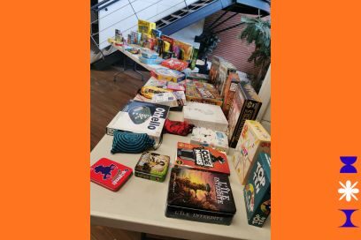 Photo de jeux de société dans leur emballage disposés pêle-mêle sur des comptoirs au rez-de-jardin de la Médiathèque de Tournefeuille - Agrandir l'image, fenêtre modale