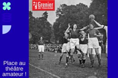 photo d'archive d'époque années 40 en noir et blanc d'équipe féminine de football en pleine action de jouer sur un terrain coiffures soignées, shorts blancs et maillots polos de couleur unie