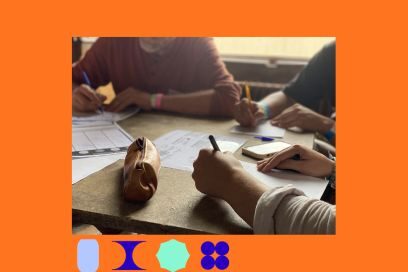 photo en sépia légèrement floûtée faisant focale sur les avant-bras de jeunes gens réunis autour d'une table de travail commune, munis de stylos et de feuilles de papier - Agrandir l'image, fenêtre modale