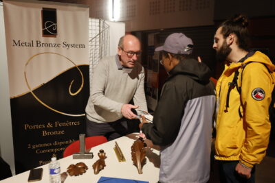 photo d'un échange entre un homme, un jeune et un autre homme à un stand - Agrandir l'image 21 sur 22, fenêtre modale