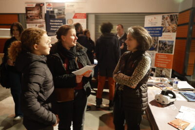 photo d'une jeune fille avec une femme qui échangent avec une femme debout devant un stand - Agrandir l'image 18 sur 22, fenêtre modale