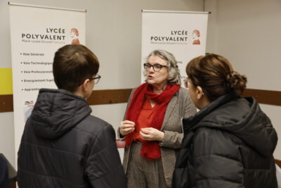 photo d'un jeune garçon et d'une femme qui échangent avec une femme - Agrandir l'image 13 sur 22, fenêtre modale