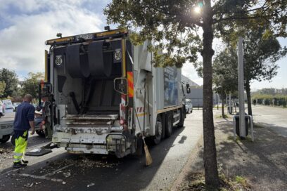Photo d'un camion professionnel, ouvert derrière, en train de broyer les déchets végétaux - Agrandir l'image, fenêtre modale