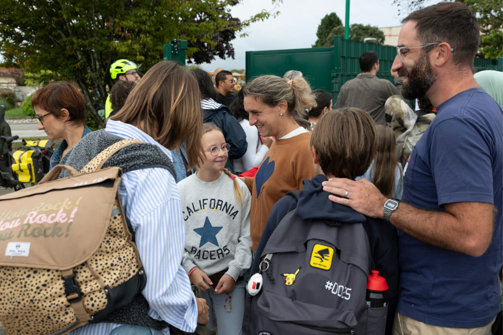 Photo de familles à la rentrée scolaire, souriantes