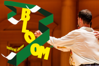 photo de danseur de dos en chemise blanche en train de danser une danse de salon avec une autre personne dont le corps est caché par le danseur de dos, sur fond crème de salle lambrissée et éclairée. En surimpression apparaît le logo du BLOOM festival de danse contemporaine entouré de rubans vert foncé qui forment une arabesque flottante comme un fanion.