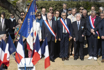 photo des élus rassemblés debout dans le parc, au premier plan on voit les drapeaux français - Agrandir l'image 4 sur 16, fenêtre modale