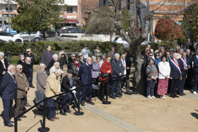photo du public à la commémoration, alignés derrière une ligne de sécurité - Agrandir l'image 5 sur 16, fenêtre modale