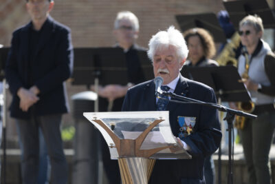 photo d'un homme en costume, avec des médailles, qui fait un discours - Agrandir l'image 6 sur 16, fenêtre modale