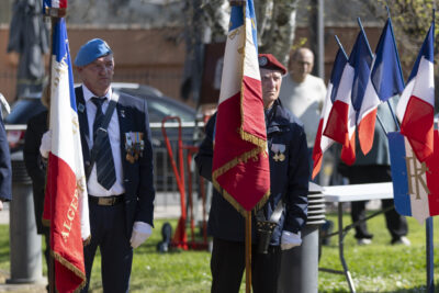 photo des porteurs de drapeaux debout dans le parc - Agrandir l'image 7 sur 16, fenêtre modale