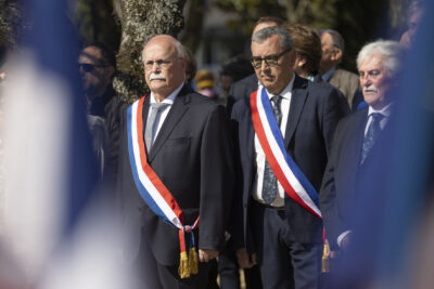 photo de deux élus avec l'écharpe, debout, au soleil - Agrandir l'image 8 sur 16, fenêtre modale