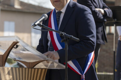 photo du Maire au pupitre qui fait un discours - Agrandir l'image 9 sur 16, fenêtre modale