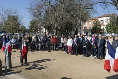 photo de la commémoration, avec vue sur le public à gauche et sur la droite les élus debout - Agrandir l'image 10 sur 16, fenêtre modale