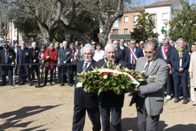 photo de trois hommes qui déposent une gerbe de fleurs - Agrandir l'image 2 sur 16, fenêtre modale