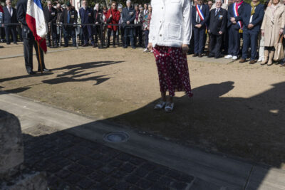 photo d'une femme qui se tient debout devant le monument aux morts - Agrandir l'image 3 sur 16, fenêtre modale
