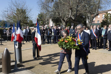 photo du maire et d'une élue qui déposent la gerbe de fleurs