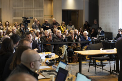 photo du public assis qui applaudit dans la salle du conseil - Agrandir l'image 4 sur 16, fenêtre modale