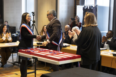 photo du Maire qui serre la main à une élue qui porte l'écharpe - Agrandir l'image 9 sur 16, fenêtre modale