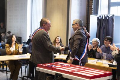 photo du Maire qui serre la main d'un élu qui porte l'écharpe - Agrandir l'image 12 sur 16, fenêtre modale