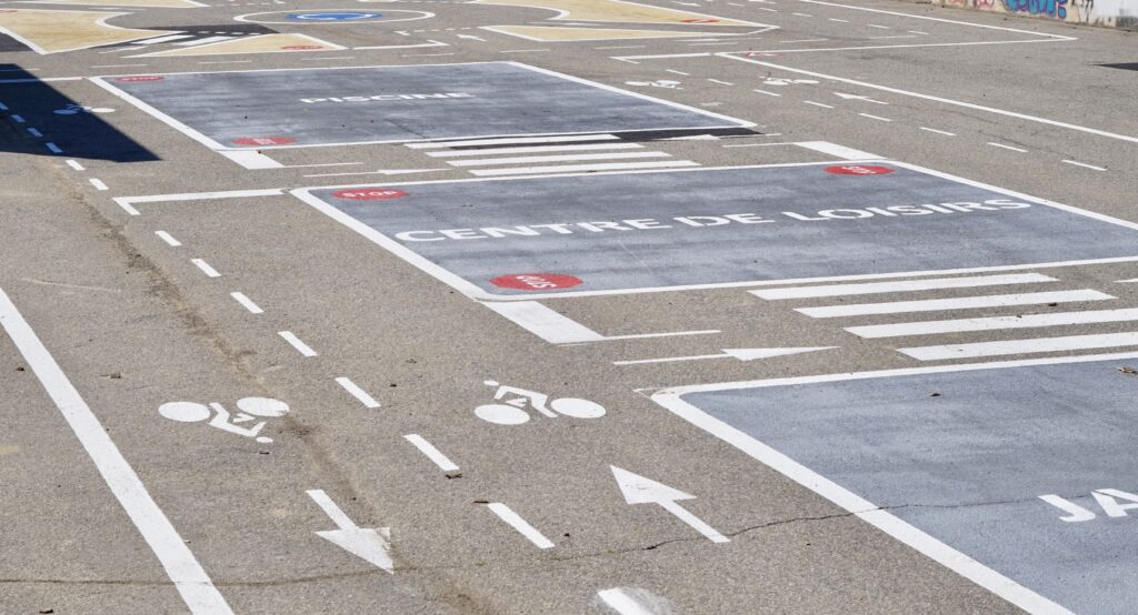 photo du sol en extérieur, bétonné avec des tracés de piste cyclable et zones bleues - Agrandir l'image, fenêtre modale