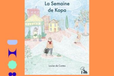 illustration de couverture de l'album jeunesse "La semaine de Kopa" de Louise de Contes, toute en couleurs pastels crayonnées où l'on voit le personnage en tenue d'automne, écharpe rouge autour du cou sur la route qui laisse un village dos à lui