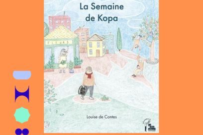 illustration de couverture de l'album jeunesse "La semaine de Kopa" de Louise de Contes, toute en couleurs pastels crayonnées où l'on voit le personnage en tenue d'automne, écharpe rouge autour du cou sur la route qui laisse un village dos à lui - Agrandir l'image, fenêtre modale