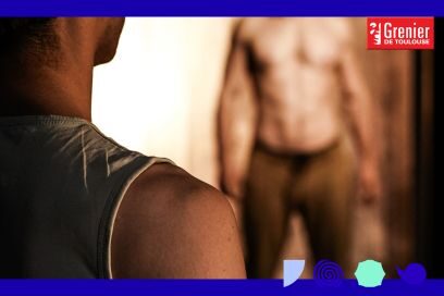 photo sépia prise sur scène pendant le spectacle où l'on voit apparaître les bustes de deux comédiens au premier plan, de dos, l'épaule d'un jeune homme en débardeur tourné vers un homme torse nu au second plan - Agrandir l'image, fenêtre modale