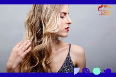 Photo-portrait de la soliste Manon Galy de profil en caraco de lamé argenté laissant apparaître sa peau diaphane, visage ourné de profil vers la gauche, yeux baissés, une main dans sa chevelure blonde et ondulée