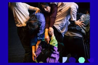 plan rapproché sur le bloc des danseuses en tenue de survêtements de sport, se tenant en équilibre à bout de bras formant un amas humain enchevêtré