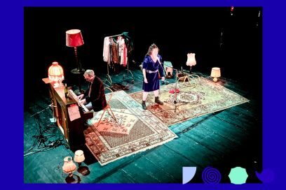 sur scène sur un tapis persan, du mobilier de salon, un pianiste en train de jouer et debout au micro Julie Font - Agrandir l'image, fenêtre modale