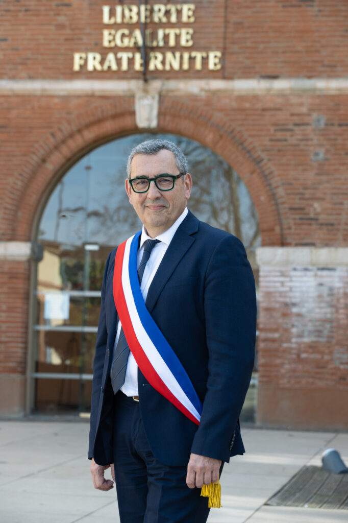 Photo portrait du Maire portant l'écharpe devant l'Hôtel de ville - Agrandir l'image, fenêtre modale