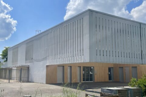photo d'un bâtiment de 1 étage sous un grand ciel bleu