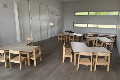 photo d'une salle de restauration de crèche avec des petites chaises et tables - Agrandir l'image 2 sur 3, fenêtre modale