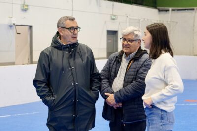 Le Maire Frédéric Parre et l'élu Pierre Casellas échangent avec une jeune femme de dos dans le gymnase - Agrandir l'image 7 sur 16, fenêtre modale
