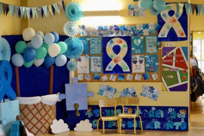 photo de décoration créative réalisée par les enfants, en bleu, avec des illustrations de main et de puzzle accrochées au mur - Agrandir l'image 9 sur 16, fenêtre modale
