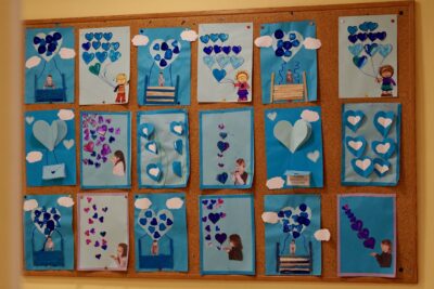 photo de cartes et dessins créatifs bleus des enfants, avec beaucoup de coeurs bleus - Agrandir l'image 10 sur 16, fenêtre modale