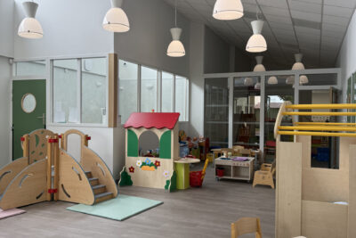 photo d'une pièce de crèche vide avec des jeux, toboggans, tapis... - Agrandir l'image 1 sur 3, fenêtre modale