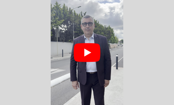 Miniature youtube avec le Maire face caméra dans une rue