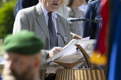 photo d'un homme âgé en costume gris qui fait un discours au pupitre - Agrandir l'image 18 sur 26, fenêtre modale