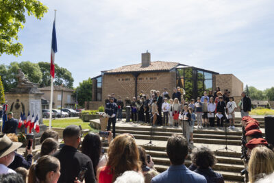 photo depuis le public de la cérémonie et des enfants qui lisent des textes - Agrandir l'image 16 sur 26, fenêtre modale