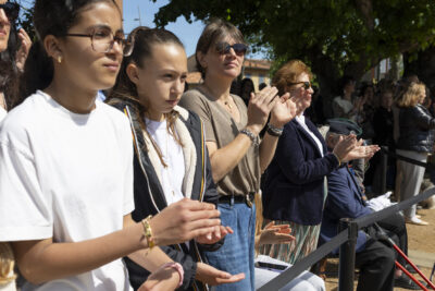 photo de jeunes filles qui applaudissent derrière le cordon noir de sécurité - Agrandir l'image 14 sur 26, fenêtre modale