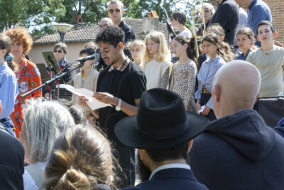 photo d'un jeune homme qui parle au micro et lit un texte - Agrandir l'image 11 sur 26, fenêtre modale