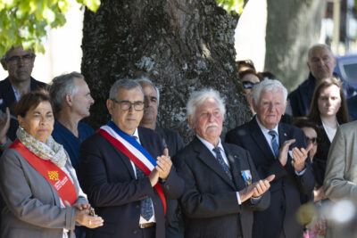photo du Maire et d'autres personnes qui applaudissent à l'ombre - Agrandir l'image 8 sur 26, fenêtre modale