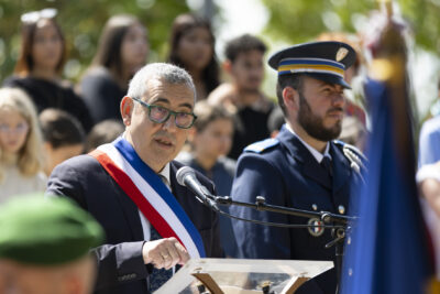 photo du Maire qui fait un discours au pupitre - Agrandir l'image 7 sur 26, fenêtre modale