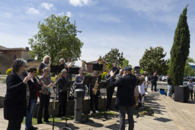 photo du petit orchestre qui joue - Agrandir l'image 6 sur 26, fenêtre modale